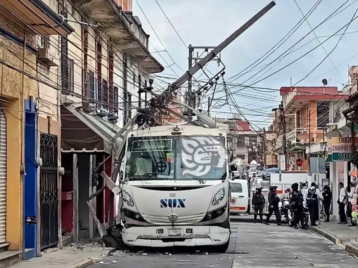 Autobús del SUX derriba poste de la CFE en Centro de Xalapa