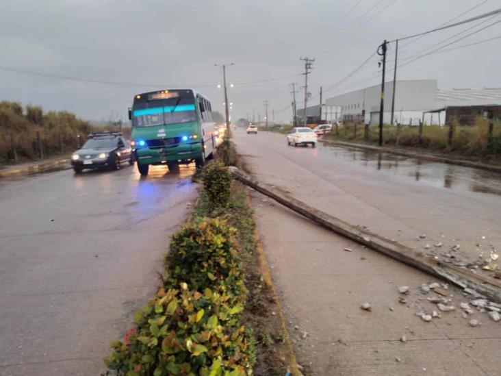 Ebrio conductor de autobús derriba poste al poniente de Coatzacoalcos