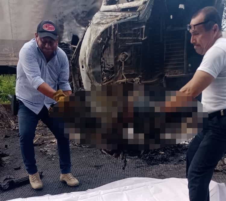 Chocan tráileres en la Cárdenas-Coatzacoalcos; chofer muere calcinado (+Video)