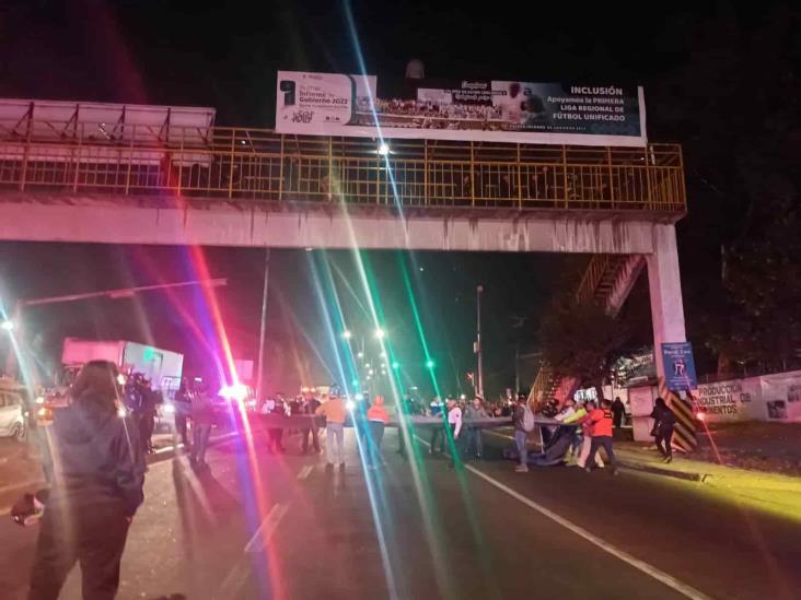 Desesperado sujeto casi se arroja de un puente; pasó en Banderilla