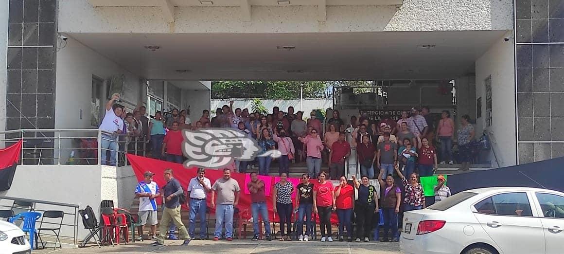 Sigue huelga de empleados municipales en Minatitlán