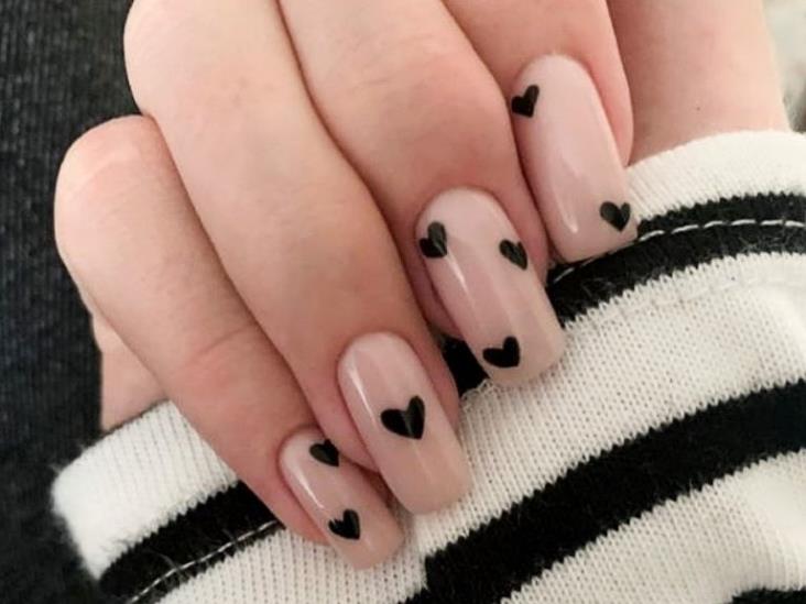 Recrea estos increíbles diseños de uñas con corazones negros para lucir el 14 de febrero