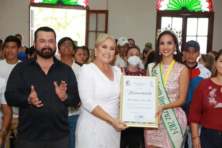 Entregan reconocimiento a Naomí Cámara, ganadora del Miss Earth 2023