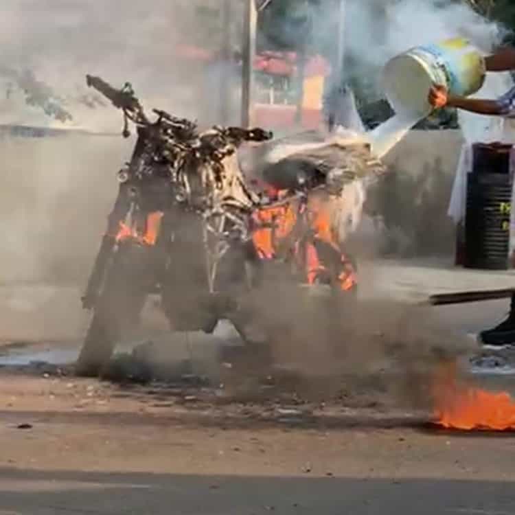 ¡Se le prende! Se incendia motocicleta en calles de San Andrés Tuxtla