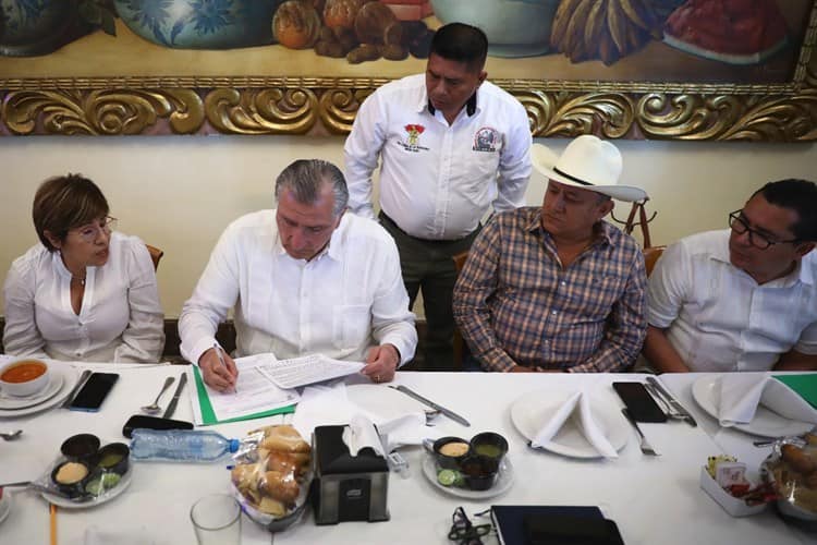 Adán Augusto refrenda apoyo con ediles del PVEM, líderes sindicales portuarios y sociedad civil en Veracruz
