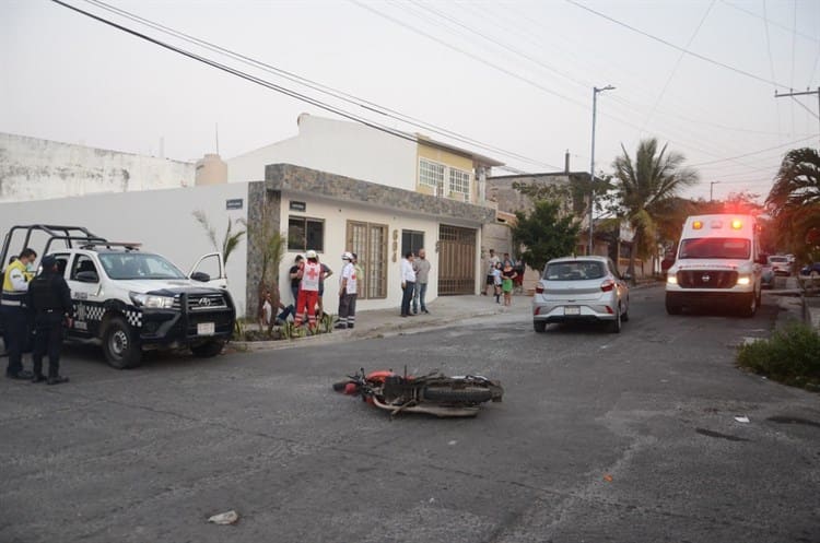 ¡Le quiso ganar! Motociclista choca con automóvil en colonia de Veracruz (+Video)