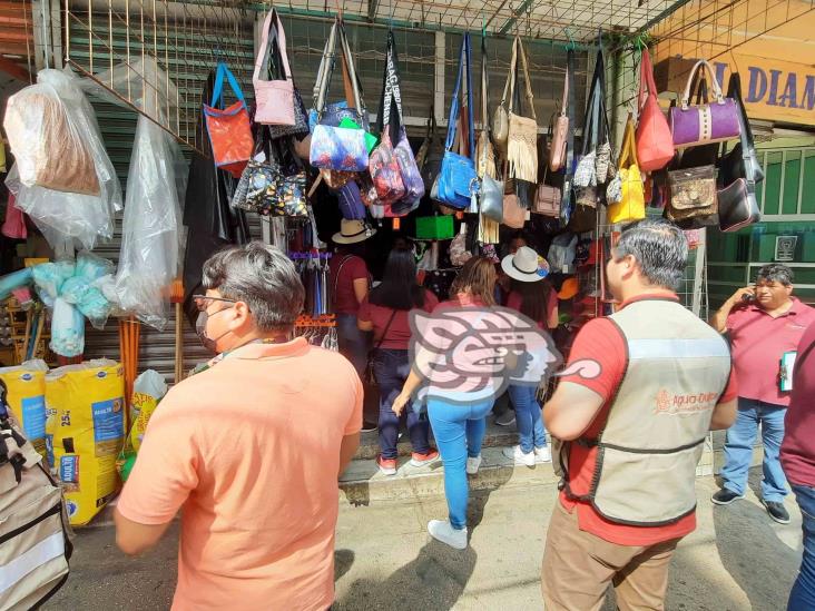 Liberan banquetas de ambulantes en Agua Dulce