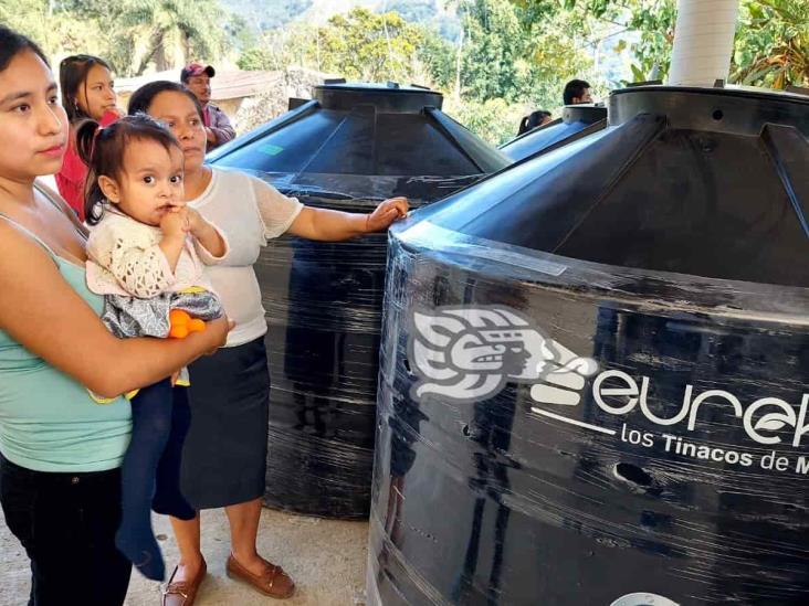 Entregan cisternas en comunidades de Tequila