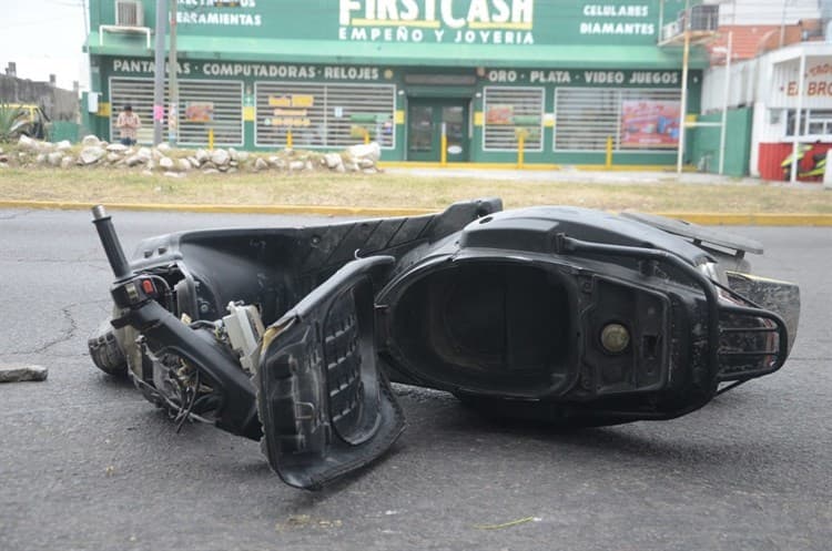 ¡Delicado! Motociclista sufre grave accidente en avenida de Veracruz por vientos de norte