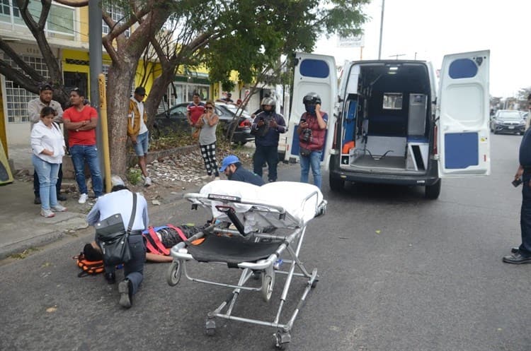 ¡Delicado! Motociclista sufre grave accidente en avenida de Veracruz por vientos de norte