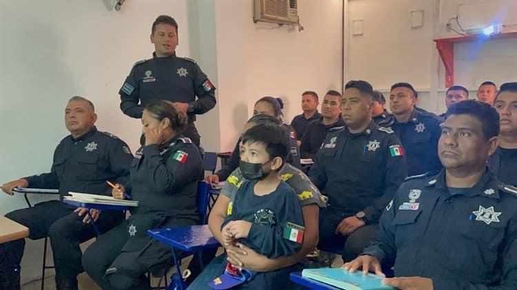 Aaron, pequeño con leucemia, cumple su sueño de ser policía en Coatzacoalcos (+Vídeo)