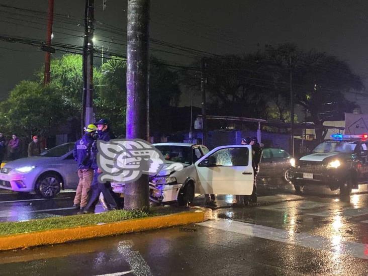 Vehículo, destruído tras chocar contra palmera en avenida Cri Cri de Orizaba