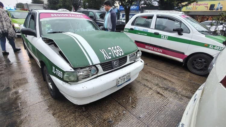 Taxi y camioneta se dan besito en calles de Xalapa