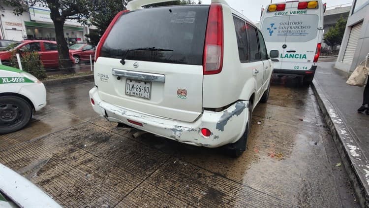 Taxi y camioneta se dan besito en calles de Xalapa