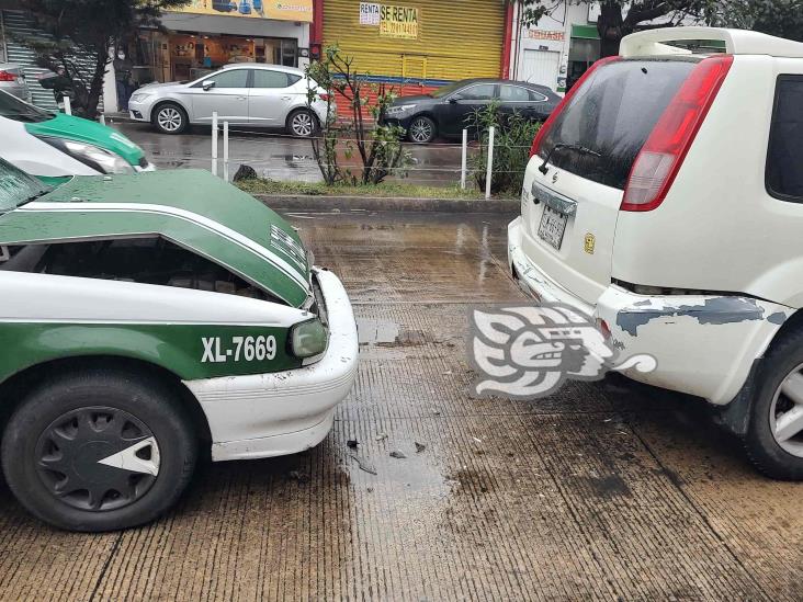 Taxi y camioneta se dan besito en calles de Xalapa