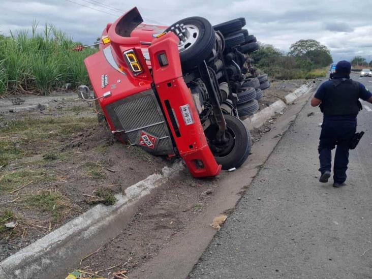 Vuelca pipa en carretera cerca de Tamarindo