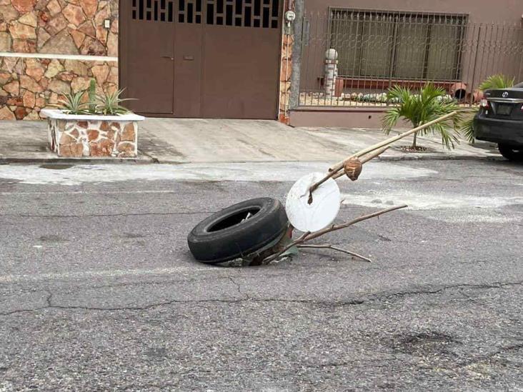 ¡Con llantas lo tapan! Se forma socavón sobre avenida de Veracruz; urgen a Grupo MAS repararlo