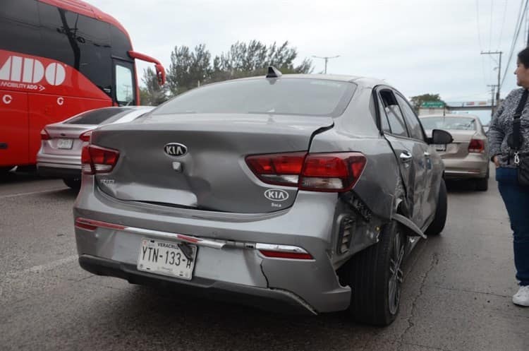 ¡Le falló! Tráiler impacta a cuatro automóviles en la ciudad de Veracruz
