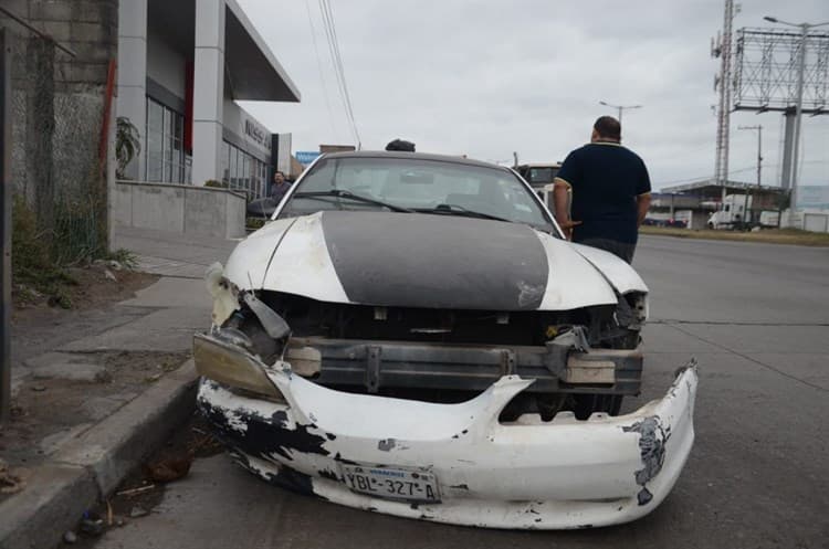 ¡Le falló! Tráiler impacta a cuatro automóviles en la ciudad de Veracruz