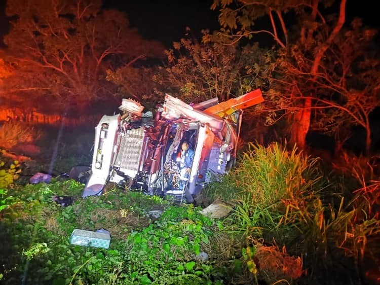 Incendio, rapiña y volcadura en carretera Isla-Acayucan