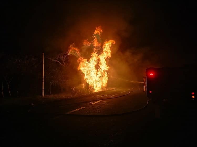 Incendio, rapiña y volcadura en carretera Isla-Acayucan