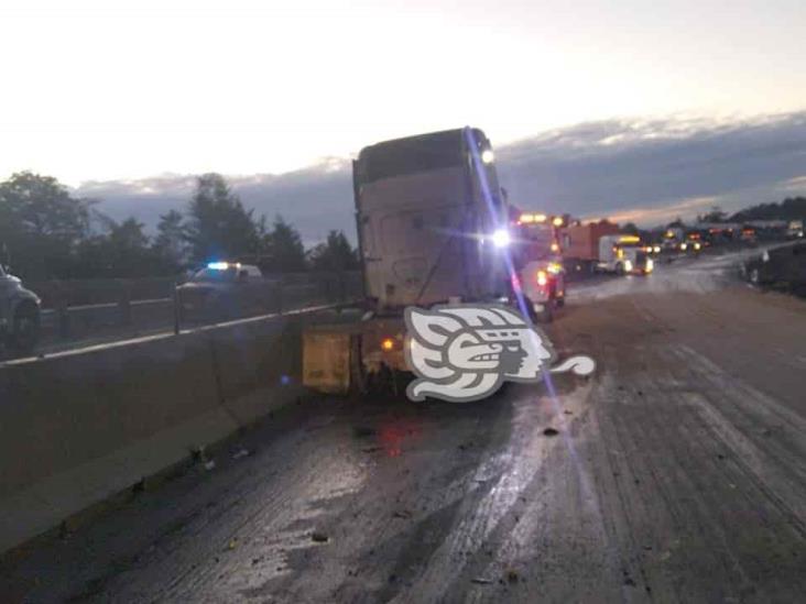 Vuelca tráiler cisterna en el libramiento Xalapa- Perote