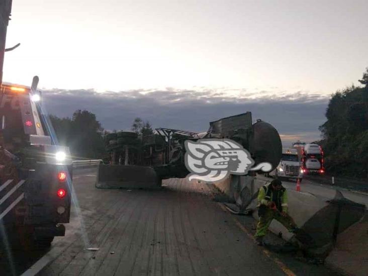 Vuelca tráiler cisterna en el libramiento Xalapa- Perote