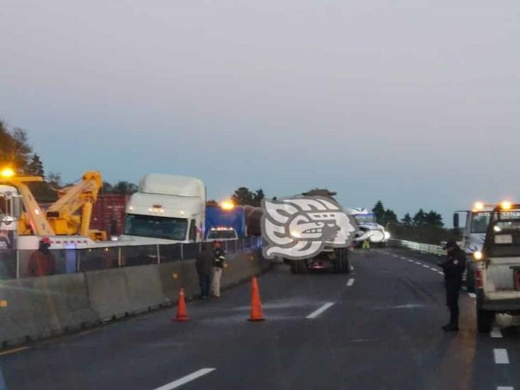 Vuelca tráiler cisterna en el libramiento Xalapa- Perote