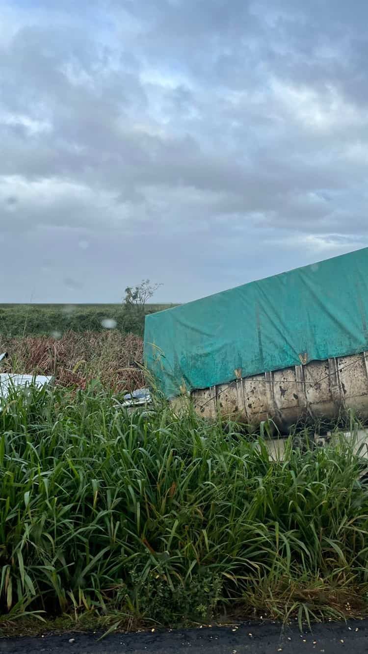 En Coatzacoalcos, tractocamión termina fuera de la Transístmica