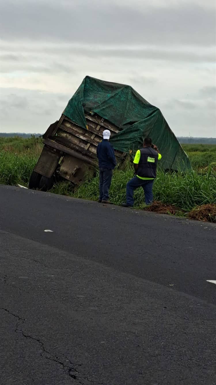 En Coatzacoalcos, tractocamión termina fuera de la Transístmica