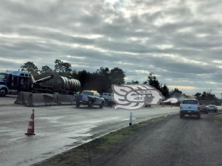 Vuelca tráiler cisterna en el libramiento Xalapa- Perote