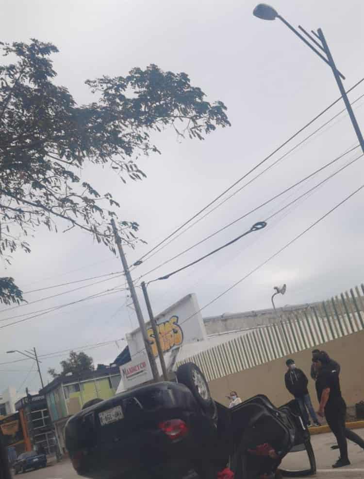 Vuelca vehículo en la Salvador Díaz Mirón, en Veracruz; conductora queda atrapada
