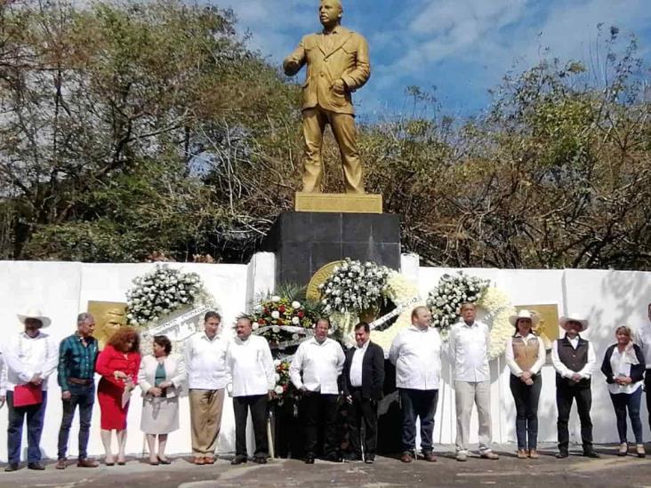 Colocan ofrenda floral por el 50 aniversario luctuoso de Alfredo V. Bonfil Pinto en La Antigua