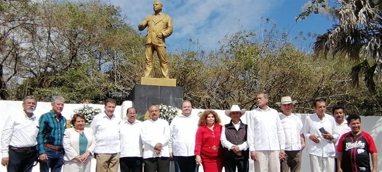 Colocan ofrenda floral por el 50 aniversario luctuoso de Alfredo V. Bonfil Pinto en La Antigua