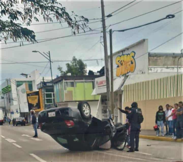 Vuelca vehículo en la Salvador Díaz Mirón, en Veracruz; conductora queda atrapada