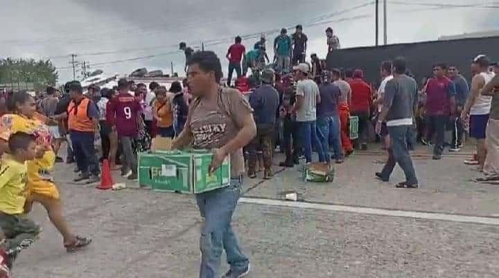 Rapiñan cargamento de tomates, tras volcadura en la Coatza-Villa