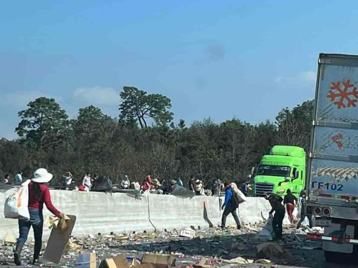 Camión cargado de dulces volcó en libramiento Xalapa-Perote