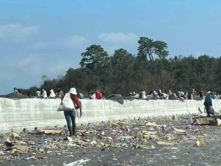 Camión cargado de dulces volcó en libramiento Xalapa-Perote
