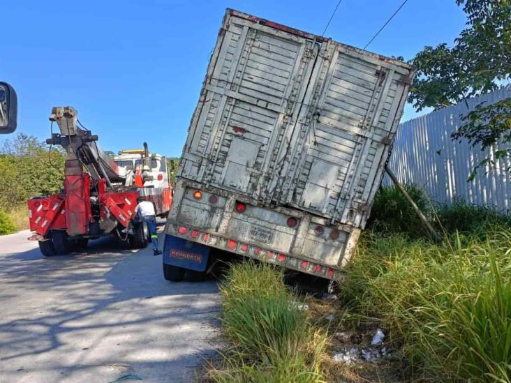 A punto de volcar tráiler en “kilómetro 13 y Medio” en Veracruz