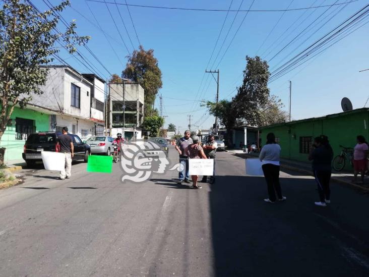 Habitantes de la colonia Morelos de Ixtaczoquitlán bloquean carretera