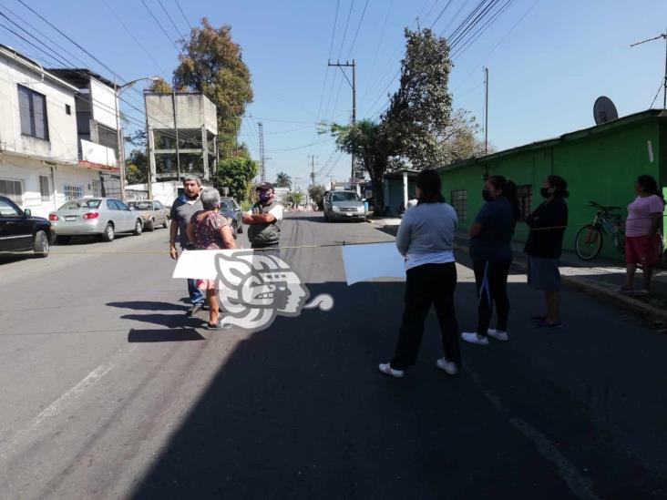 Habitantes de la colonia Morelos de Ixtaczoquitlán bloquean carretera