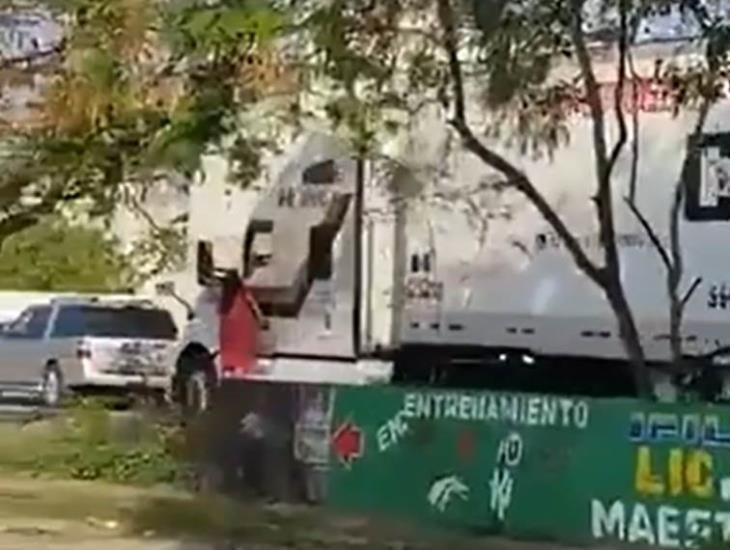 Mujer se cuelga de tráiler a reclamar, tras reventar el cableado en Coatzacoalcos (+Vídeo)