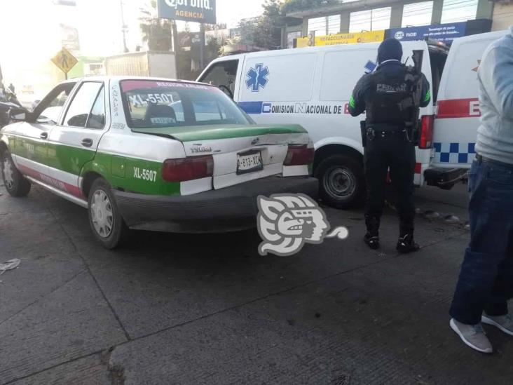 Camioneta choca contra taxis en avenida Lázaro Cárdenas de Xalapa