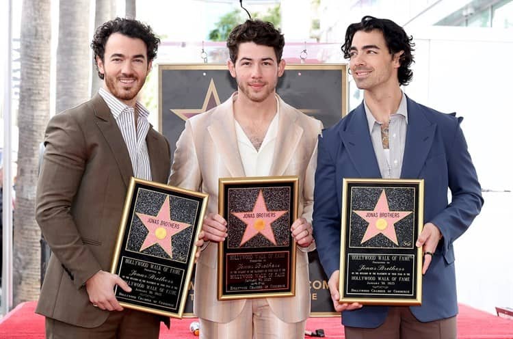 Reciben los Jonas Brothers estrella en el Paseo de la Fama de Hollywood