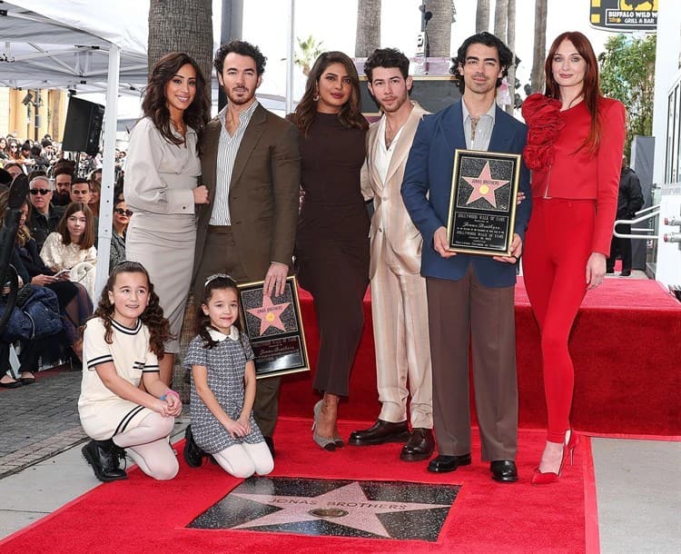 Reciben los Jonas Brothers estrella en el Paseo de la Fama de Hollywood