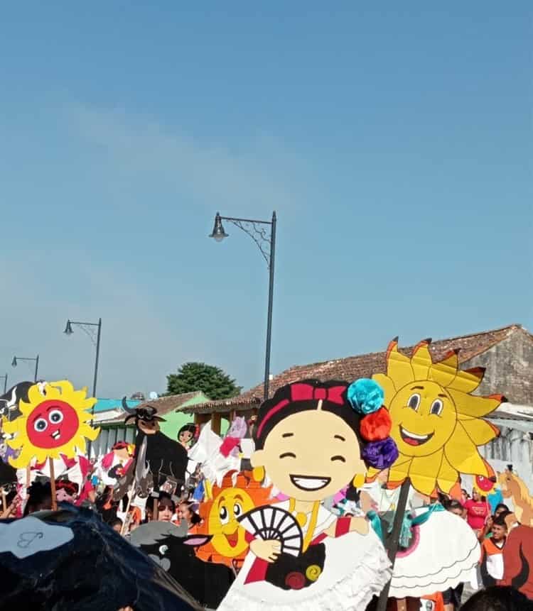 Recorre Mojiganga Infantil las calles de Tlacotalpan