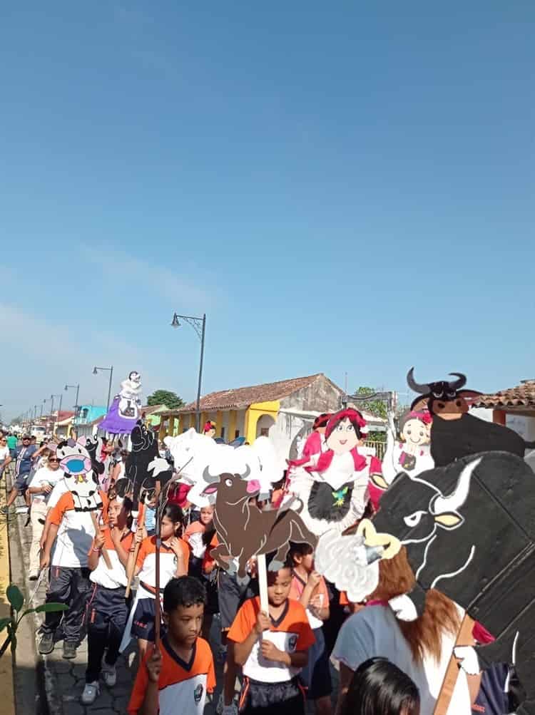 Recorre Mojiganga Infantil las calles de Tlacotalpan