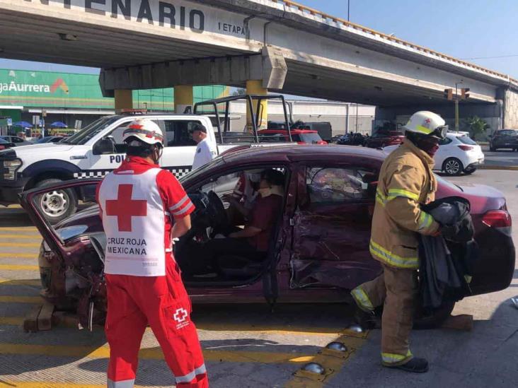 Mujer queda prensada en auto tras accidente en el puente Bicentenario de Boca del Río (+Video)