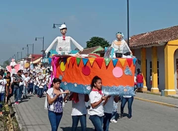 Recorre Mojiganga Infantil las calles de Tlacotalpan