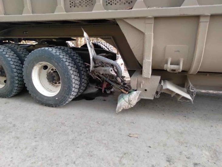 Fallece motociclista en Pánuco, Veracruz; se impacta con tractor que remolcaba caña